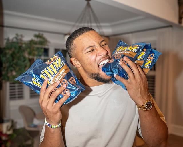 Saquon Barkley of the Philadelphia Eagles eating Flipz.